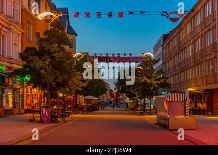 Turku, Finlande, 19 juillet 2022: Vue au coucher du soleil sur une rue commerciale à Turku, Finlande. Banque D'Images