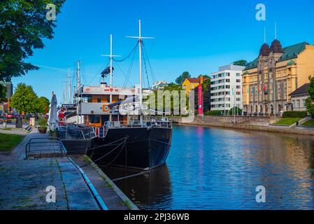 Turku, Finlande, 20 juillet 2022: Bateaux amarrés le long de la rivière aura à Turku, Finlande. Banque D'Images