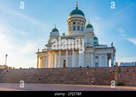 Helsinki, Finlande, 20 juillet 2022 : les gens sont assis dans les escaliers devant la cathédrale d'Helsinki, en Finlande. Banque D'Images