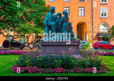 Helsinki, Finlande, 21 juillet 2022 : sculpture de Topelius et d'enfants dans la capitale finlandaise Helsinki. Banque D'Images