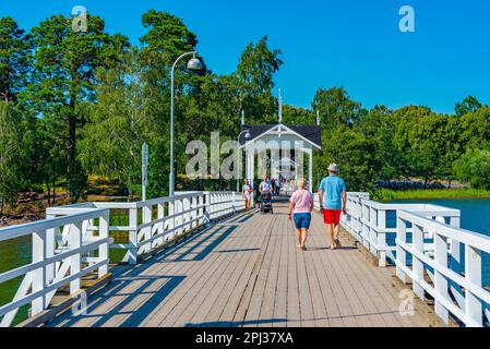 Helsinki, Finlande, 21 juillet 2022 : pont en bois menant au musée en plein air de Seurasaari à Helsinki, Finlande. Banque D'Images