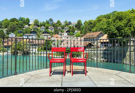 Deux chaises rouges dans la vieille ville de Berne Suisse Banque D'Images