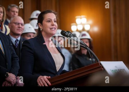 La Présidente de la Conférence républicaine de la Chambre Elise Stefanik, Représentante des États-Unis (républicaine de New York), fait des remarques lors de la conférence de presse après l'adoption de la H.R. 1, Lower Energy Costs Act, au Capitole des États-Unis à Washington, DC, jeudi, 30 mars 2023. Crédit : Rod Lamkey/CNP/MediaPunch Banque D'Images