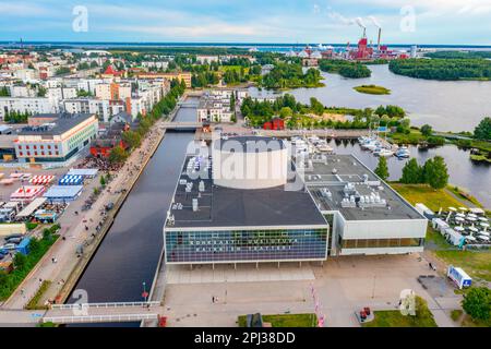 Oulu, Finlande, 22 juillet 2022 : vue aérienne du théâtre et du parc industriel d'Oulu en Finlande. Banque D'Images