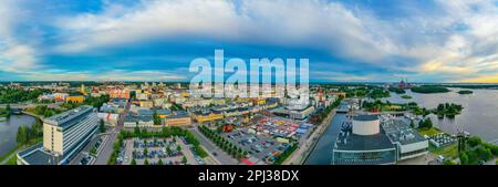 Oulu, Finlande, 22 juillet 2022 : vue aérienne du théâtre et du parc industriel d'Oulu en Finlande. Banque D'Images