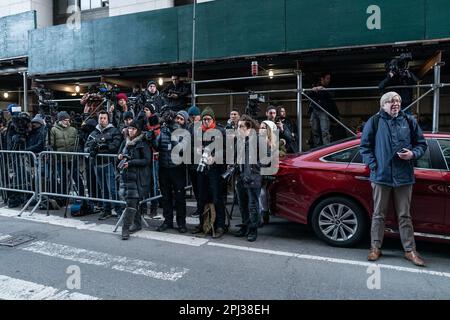 New York, États-Unis. 30th mars 2023. Atmosphère autour du bureau du procureur du district de Manhattan à New York, alors que le grand jury accusa l'ancien président Donald Trump Jr. Pour des violations du financement des campagnes électorales. (Photo de Lev Radin/Pacific Press) Credit: Pacific Press Media production Corp./Alay Live News Banque D'Images