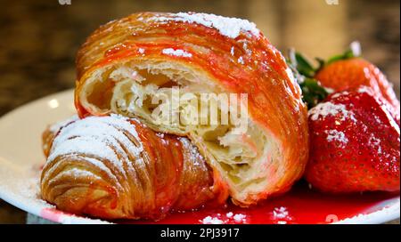 Petit-déjeuner avec croissants frais, tasse de café et confiture de fraises sur fond de bois blanc, sélection. Photo de haute qualité Banque D'Images