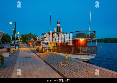 Savonlinna, Finlande, 25 juillet 2022 : vue au coucher du soleil sur la promenade au bord du lac à Savonlinna, Finlande. Banque D'Images