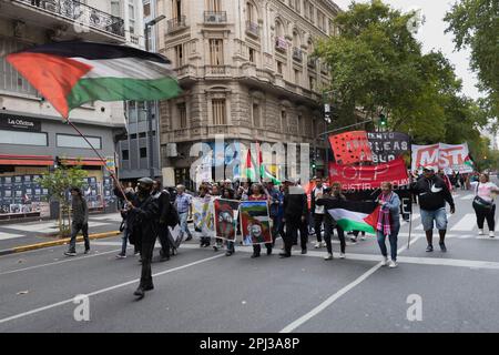 Buenos Aires, Argentine. 30th mars 2023. Les organisations sociales, politiques et culturelles mènent une mobilisation devant l'ambassade israélienne, en réponse à un appel du Comité argentin pour la solidarité avec le peuple palestinien et la Fédération des entités Argentine-palestiniennes, dans le but de se souvenir du jour de la Terre en Palestine. (Credit image: © Esteban Osorio/Pacific Press via ZUMA Press Wire) USAGE ÉDITORIAL SEULEMENT! Non destiné À un usage commercial ! Banque D'Images