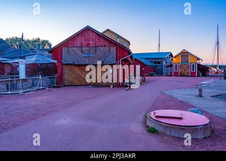 Mariehamn, Finlande, 31 juillet 2022 : vue au coucher du soleil sur le musée en plein air de SjГ ökvarteret à Mariehamn, îles Aland, Finlande. Banque D'Images