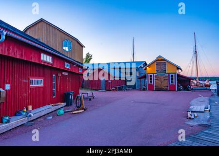 Mariehamn, Finlande, 31 juillet 2022 : vue au coucher du soleil sur le musée en plein air de SjГ ökvarteret à Mariehamn, îles Aland, Finlande. Banque D'Images