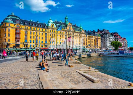 Stockholm, Suède, 2 août 2022 : le front de mer de Stockholm avec de belles maisons anciennes s'étirent le long de lui en Suède. Banque D'Images