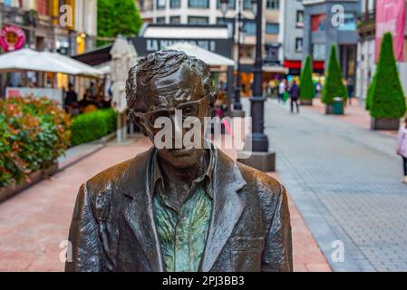 Oviedo, Espagne, 11 juin 2022 : statue de Woody Allen à Oviedo, Espagne. Banque D'Images