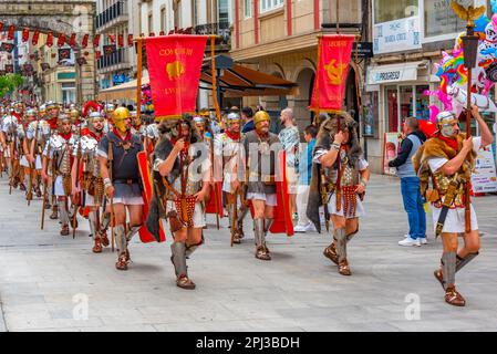 Lugo, Espagne, 11 juin 2022 : des soldats romains défilent dans la vieille ville de Lugo, Espagne. Banque D'Images