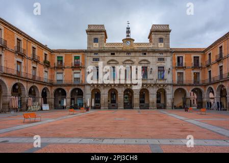 Avila, Espagne, 8 juin 2022: Les gens se promenent sur la Plaza Mercado Chico dans la ville espagnole Avila. Banque D'Images