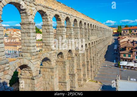 Ségovie, Espagne, 7 juin 2022 : vue sur le célèbre aqueduc de Ségovie, Espagne. Banque D'Images