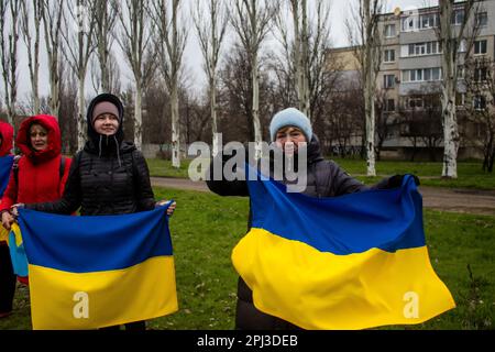 Les femmes se rassemblent sur le côté de la route avec des drapeaux ukrainiens pour encourager les soldats qui vont au Donbass sur le front pour combattre l'armée russe. C'est le cas Banque D'Images