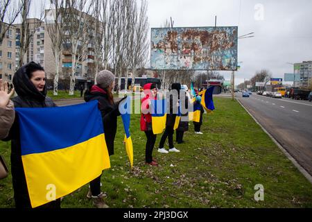 Les femmes se rassemblent sur le côté de la route avec des drapeaux ukrainiens pour encourager les soldats qui vont au Donbass sur le front pour combattre l'armée russe. C'est le cas Banque D'Images