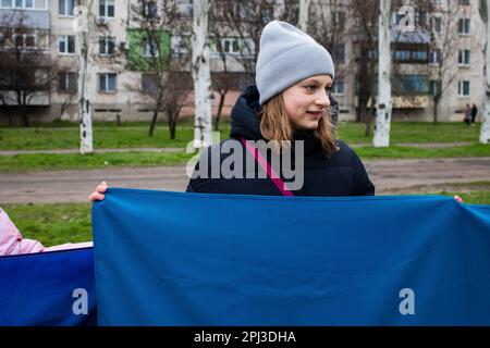 Les femmes se rassemblent sur le côté de la route avec des drapeaux ukrainiens pour encourager les soldats qui vont au Donbass sur le front pour combattre l'armée russe. C'est le cas Banque D'Images