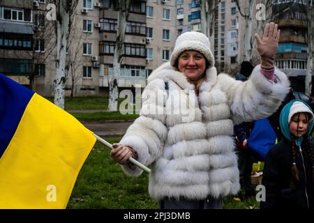Les femmes se rassemblent sur le côté de la route avec des drapeaux ukrainiens pour encourager les soldats qui vont au Donbass sur le front pour combattre l'armée russe. C'est le cas Banque D'Images