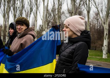 Les femmes se rassemblent sur le côté de la route avec des drapeaux ukrainiens pour encourager les soldats qui vont au Donbass sur le front pour combattre l'armée russe. C'est le cas Banque D'Images