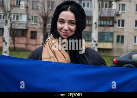 Les femmes se rassemblent sur le côté de la route avec des drapeaux ukrainiens pour encourager les soldats qui vont au Donbass sur le front pour combattre l'armée russe. C'est le cas Banque D'Images
