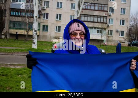 Les femmes se rassemblent sur le côté de la route avec des drapeaux ukrainiens pour encourager les soldats qui vont au Donbass sur le front pour combattre l'armée russe. C'est le cas Banque D'Images