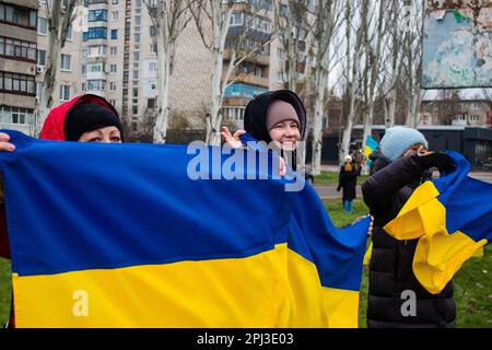 Les femmes se rassemblent sur le côté de la route avec des drapeaux ukrainiens pour encourager les soldats qui vont au Donbass sur le front pour combattre l'armée russe. C'est le cas Banque D'Images