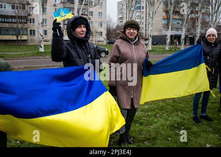 Les femmes se rassemblent sur le côté de la route avec des drapeaux ukrainiens pour encourager les soldats qui vont au Donbass sur le front pour combattre l'armée russe. C'est le cas Banque D'Images