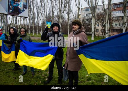 Les femmes se rassemblent sur le côté de la route avec des drapeaux ukrainiens pour encourager les soldats qui vont au Donbass sur le front pour combattre l'armée russe. C'est le cas Banque D'Images