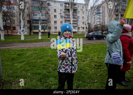 Les femmes se rassemblent sur le côté de la route avec des drapeaux ukrainiens pour encourager les soldats qui vont au Donbass sur le front pour combattre l'armée russe. C'est le cas Banque D'Images