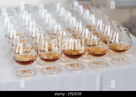 Dégustation de différents whisky écossais sur la table de dégustation Banque D'Images