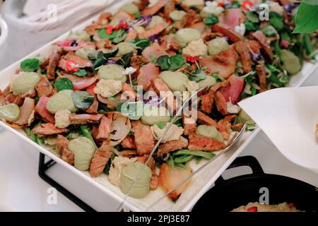 restauration buffet repas de mariage à l'intérieur dans un restaurant de luxe avec de la viande aux herbes et légumes colorés Banque D'Images