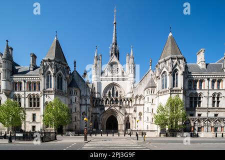 Photo du dossier datée du 22/04/20 des cours royales de justice de Londres, les juges sont appelés à rendre leur décision sur une contestation de la haute Cour concernant la gestion par le gouvernement de la vente d'ampoules d'une entreprise énergétique effondrée. Banque D'Images