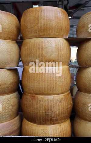 Cremona, Italie - 7 septembre 2022: Roues entières de fromage Parmigiano Reggiano vendues dans une rue pendant le marché agricole de Cremona, Lombardie, Banque D'Images