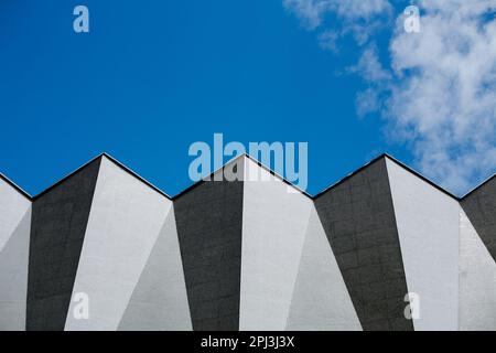 Une photo en petit angle des détails d'un bâtiment moderne sous un ciel bleu. Banque D'Images