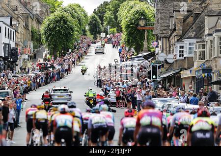 Photo par Alex Whitehead/SWpix.com - 11/06/2022 - Cyclisme - le Tour des femmes 2022 - Stage six - Chipping Norton à Oxford, Angleterre - des foules se rassemblent pour regarder le peloton passer à travers Burford, Oxfordshire - organisateurs Sweetspot ont annoncé aujourd'hui, 31/03/2023 l'annulation du Tour des femmes de Grande-Bretagne 2023 Banque D'Images