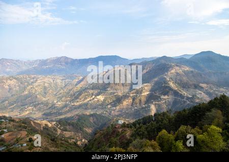 Beau paysage de Katmandou avec forêt, Rhododendron, vu de Kalupande Indrasthan, Chandragiri Banque D'Images