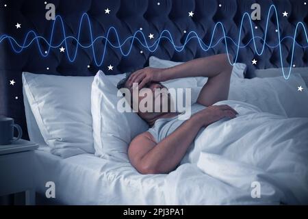 Homme mature souffrant d'insomnie dans le lit la nuit. Privation de sommeil Banque D'Images