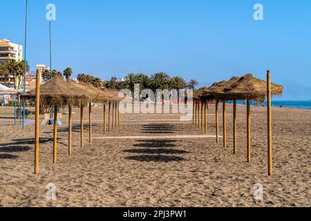 Carihuela plage entre Torremolinos et Benalmadena avec parasols Andalousie Costa del sol Espagne Banque D'Images