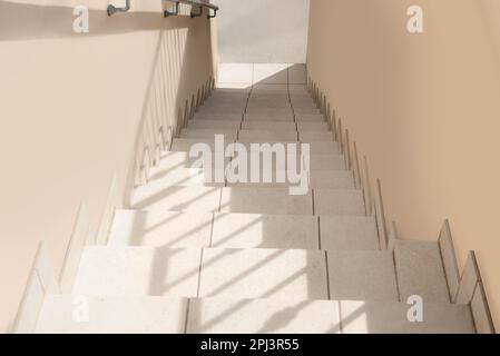 Escalier menant à la sortie de la maison à l'extérieur, au-dessus de la vue Banque D'Images