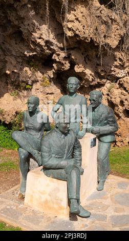 Statue sur la promenade entre Carihuela et Torremolinos Salvador Dali, Manuel Altolaguirre, Gala, Emilio Prados Banque D'Images