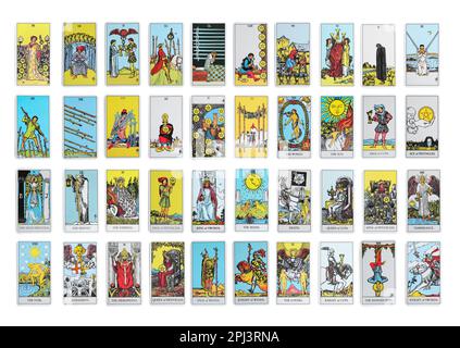 Jeu avec différentes cartes de tarot sur fond blanc Banque D'Images