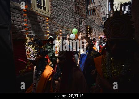 30 mars 2023, Srinagar, Jammu-et-Cachemire, Inde: Les Pandits de Kashmiri participent à une procession religieuse pour célébrer le festival hindou de RAM Navami, le long d'une rue à Srinagar le captial d'été du Cachemire administré par l'Inde sur 30 mars 2023. (Credit image: © Mubashir Hassan/Pacific Press via ZUMA Press Wire) USAGE ÉDITORIAL SEULEMENT! Non destiné À un usage commercial ! Banque D'Images