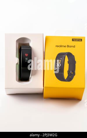 Le déballage d'un tout nouveau Realme Band 1 Smartwatch avec grand écran couleur et suivi de forme physique, sur fond blanc Banque D'Images