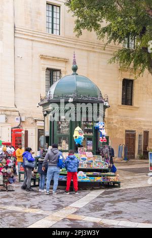 rue vendeur et kiosque sur la rue république valette malte Banque D'Images