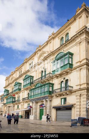beaux bâtiments avec balcons dans la rue de la république valette malte Banque D'Images