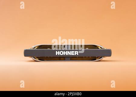 Hohner Rocket diatonique professionnel harmonica avec sa partie inférieure dans le cadre. Sur fond marron clair Banque D'Images