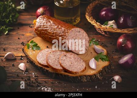 Saucisse traditionnelle de salami fumée avec épices sur bois Banque D'Images