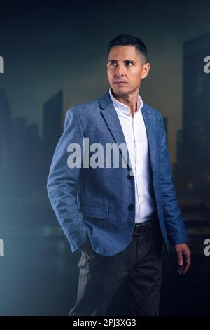 Portrait d'un jeune homme d'affaires debout devant des bâtiments flous Banque D'Images